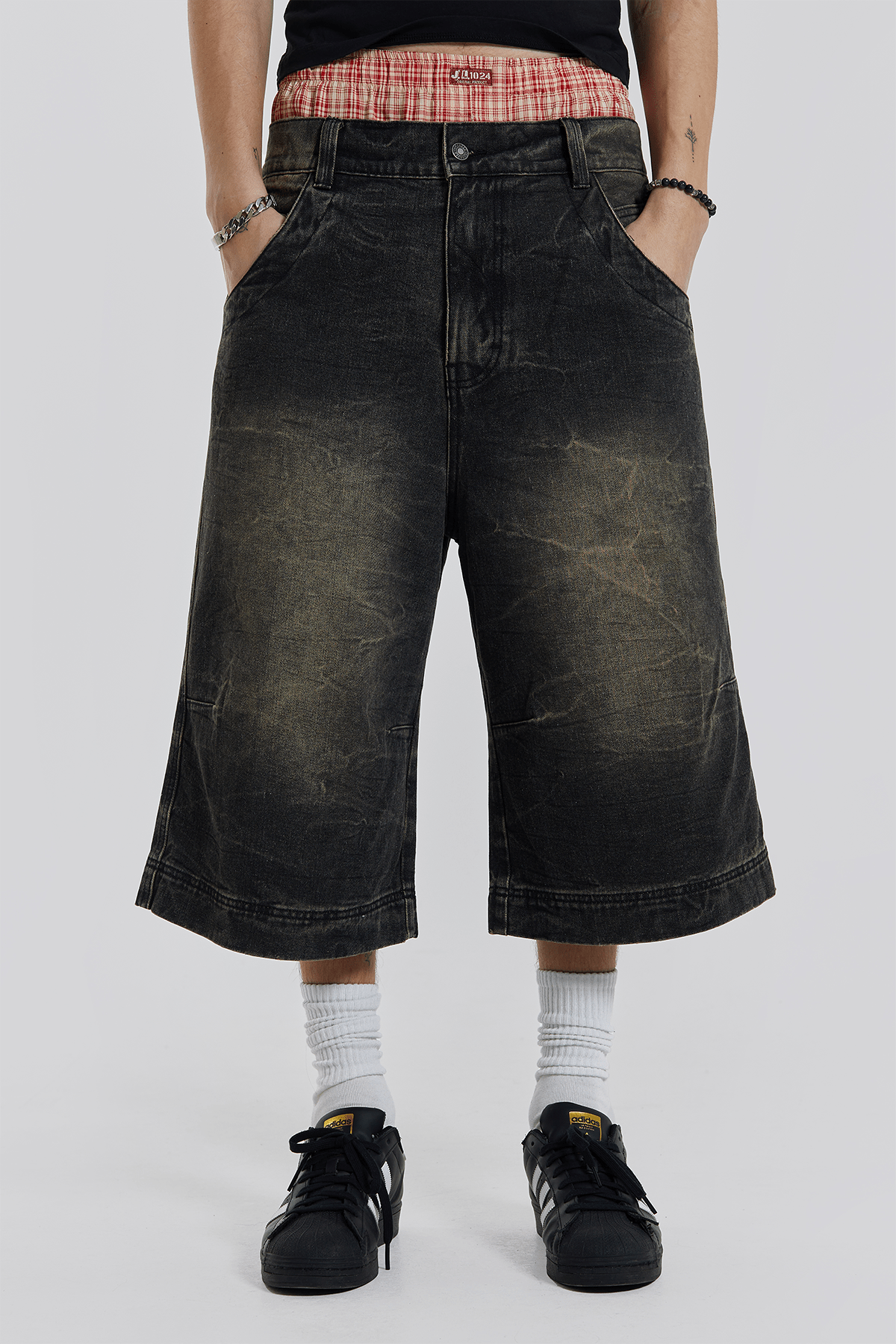 【別倉庫からの配送】 Shop Axle Black Crease Wash Denim Jorts | Jaded London パンツ