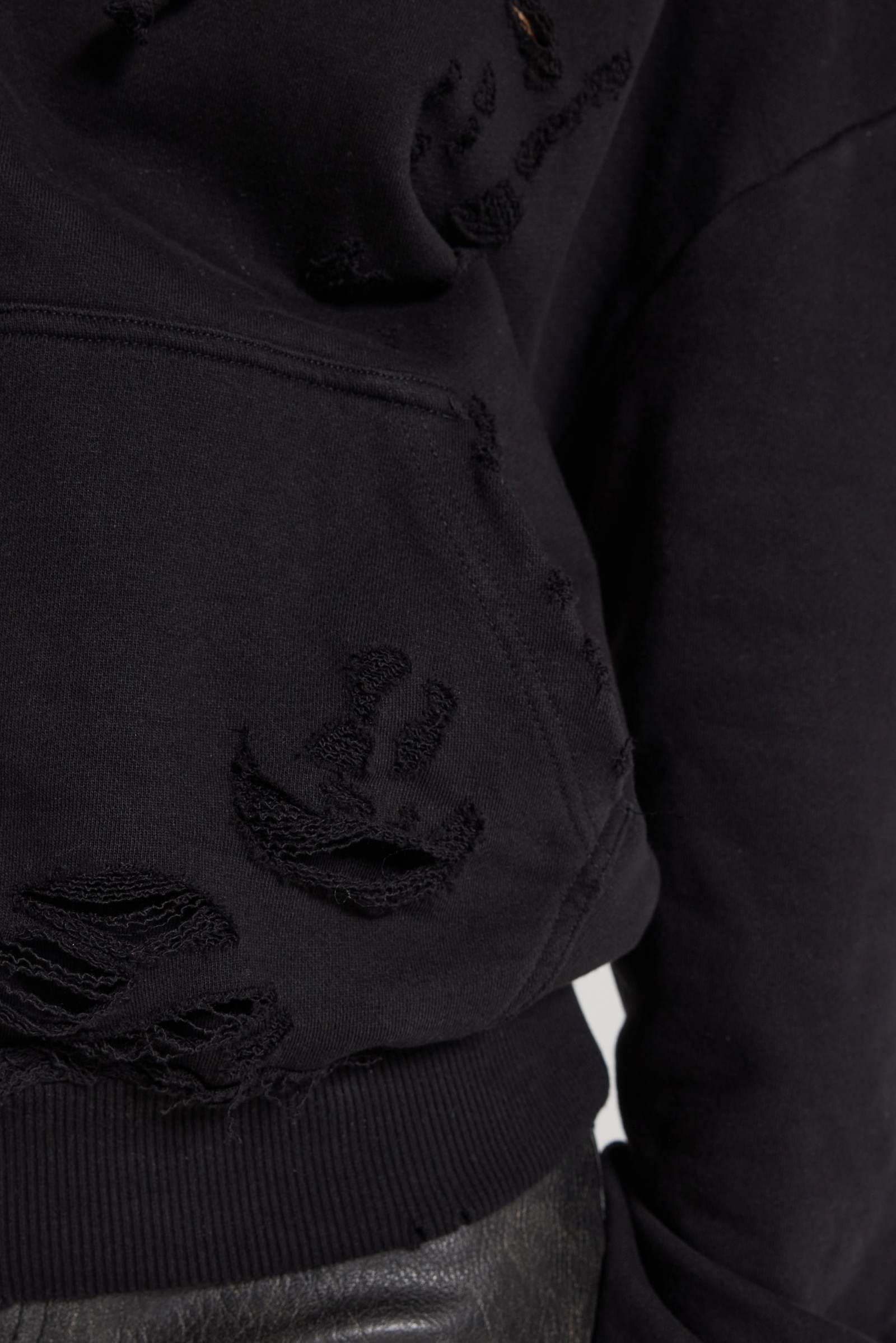 Pullover Bitten Hoodie in Black