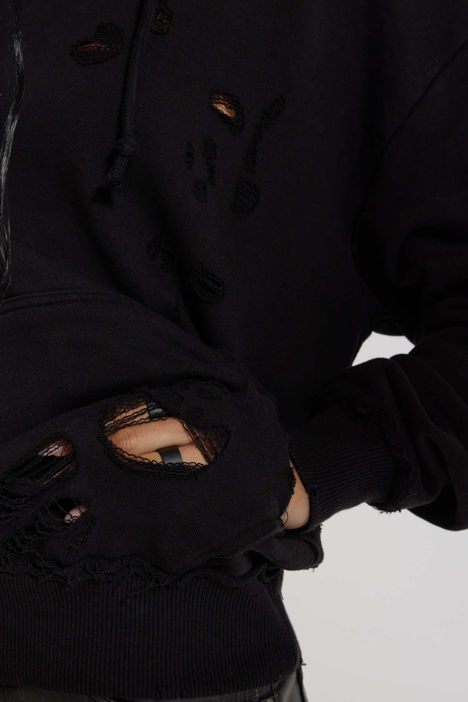 Pullover Bitten Hoodie in Black