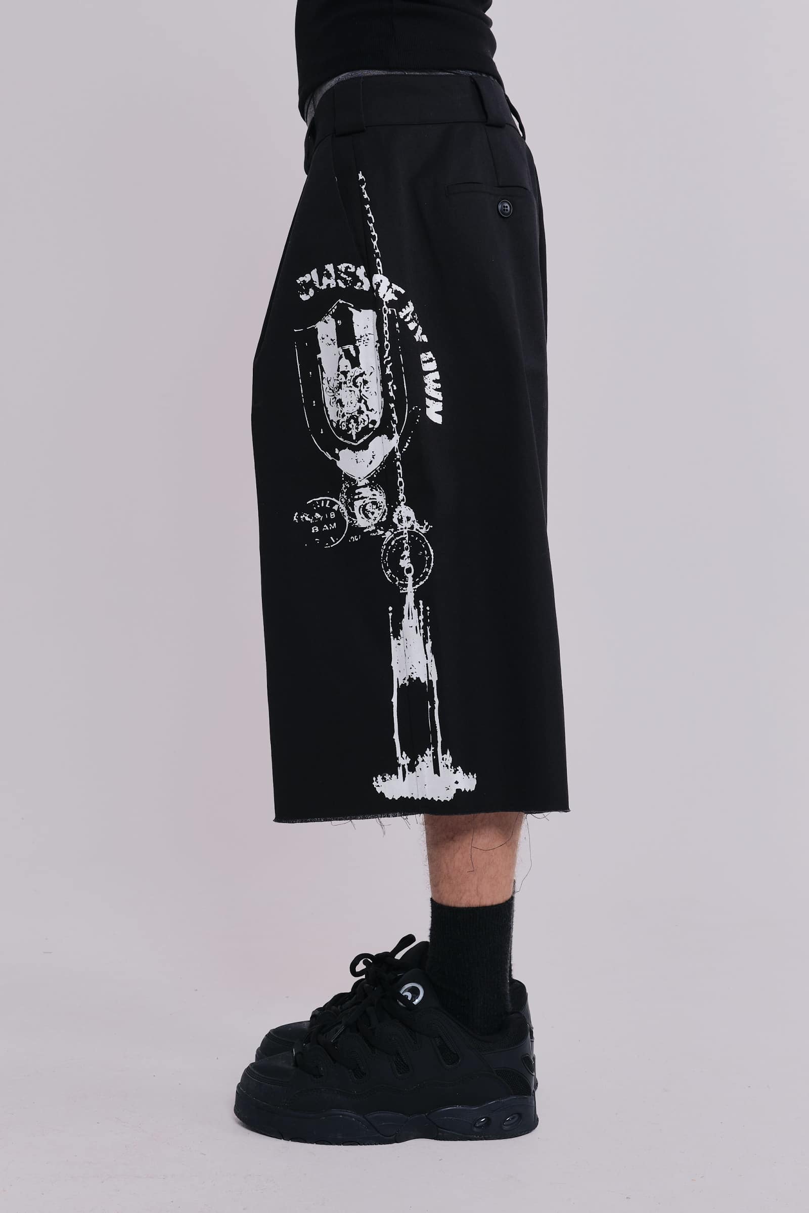 JADED LONDON Black Printed Goliath スラックスショートパンツ Shop Black Pinstripe Goliath Baggy Shorts | Jaded London