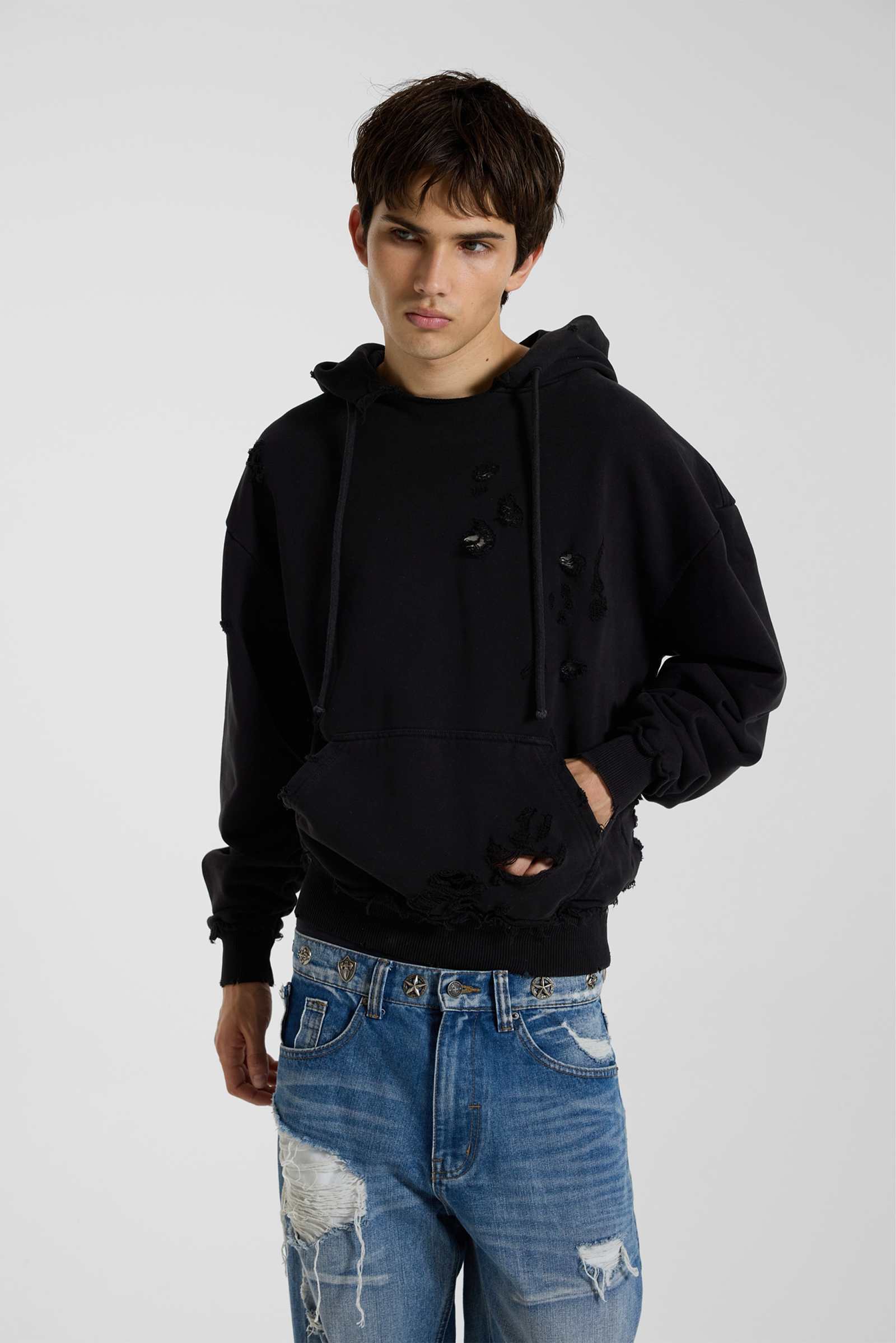 Pullover Bitten Hoodie in Black
