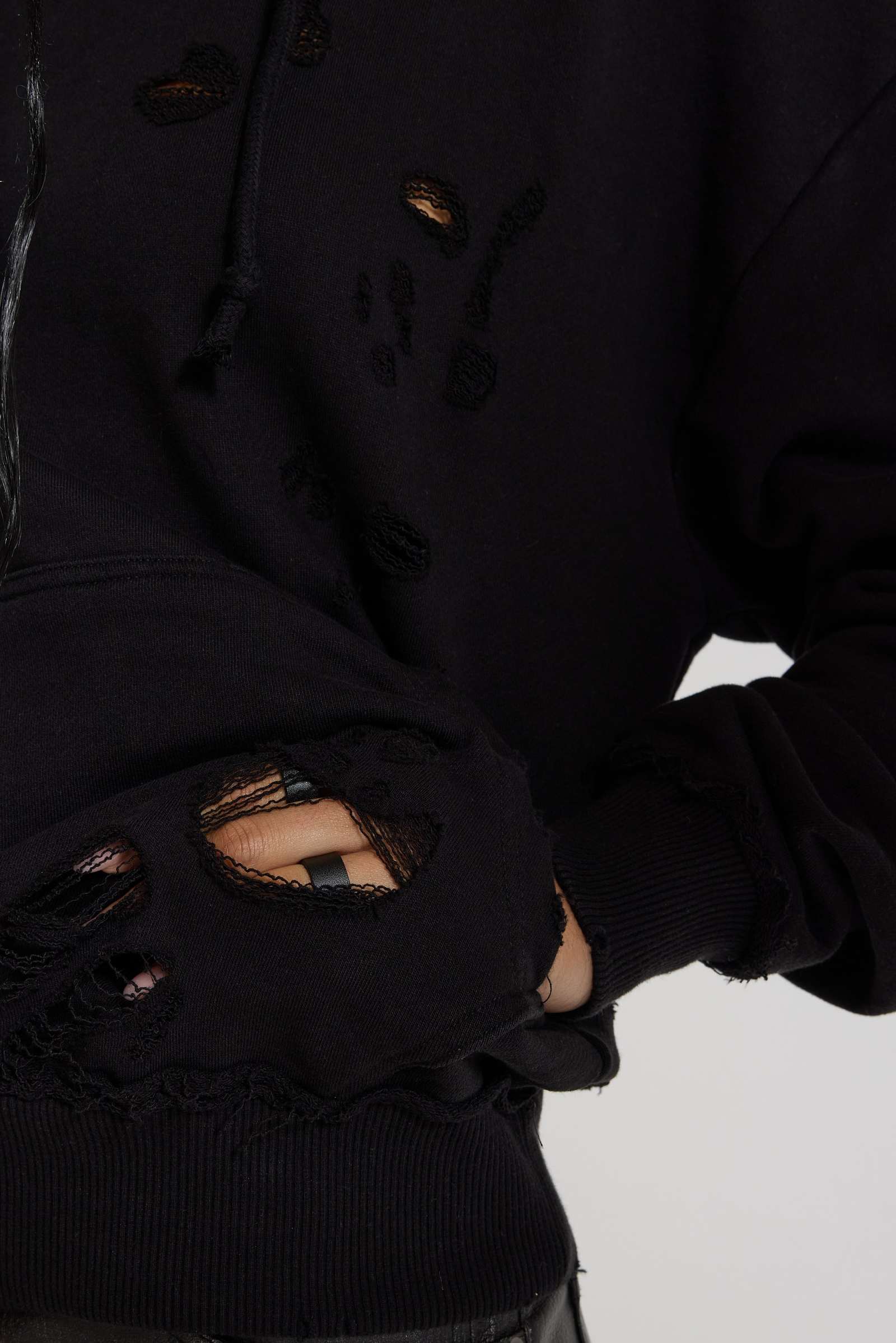 Pullover Bitten Hoodie in Black
