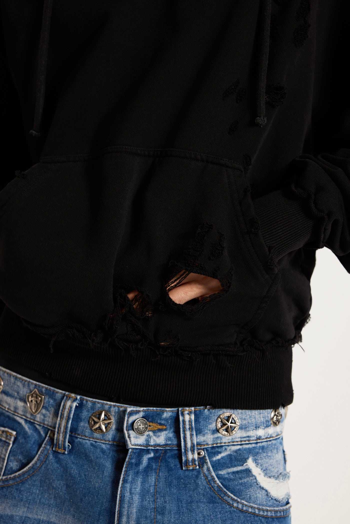 Pullover Bitten Hoodie in Black – view 18